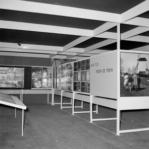 858594 Afbeelding van de tentoonstelling ter gelegenheid van de opening van het nieuwe N.S.-station Beverwijk.